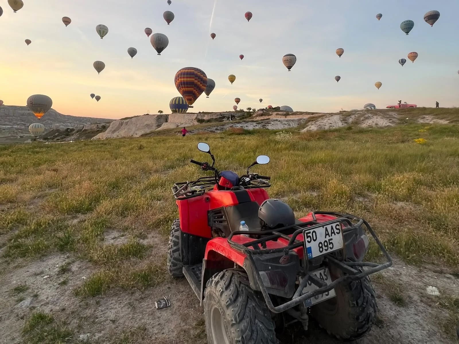 Gün batımında Kızıl Vadi seyir noktasında ATV üzerinde bir çift