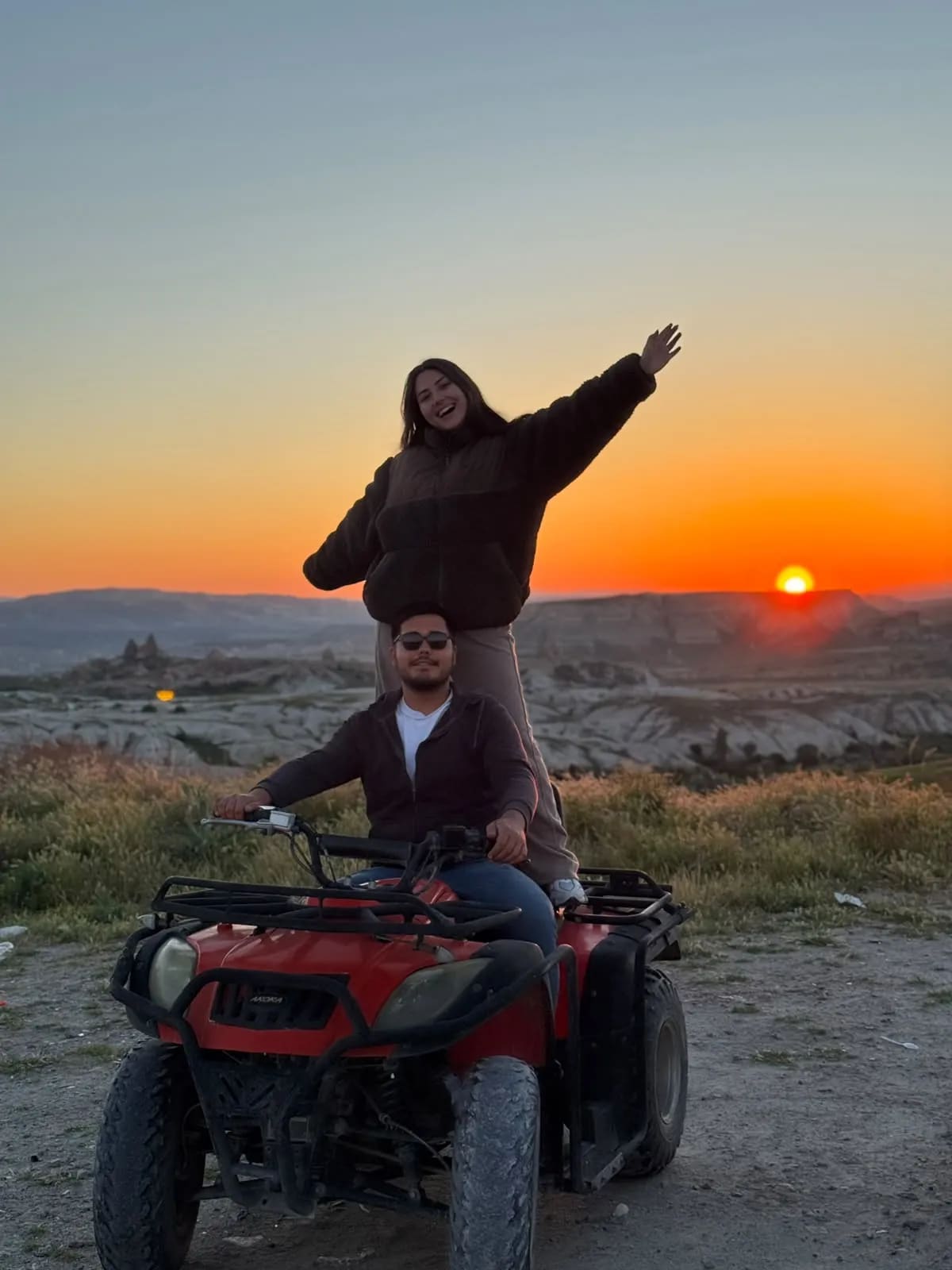 Gün batımında Kızıl Vadi seyir noktasında ATV üzerinde bir çift